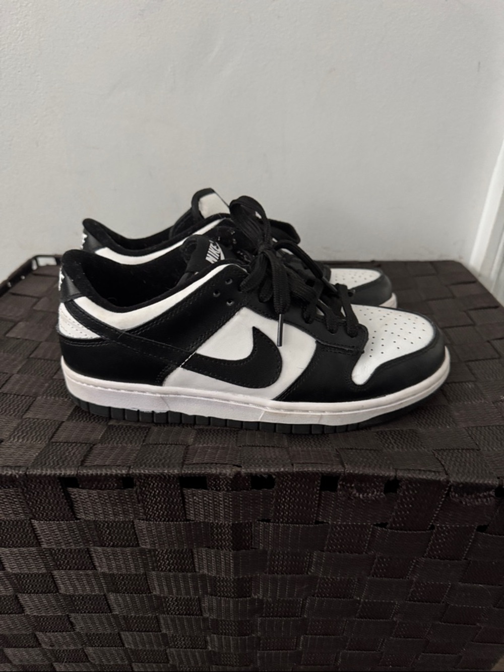 Nike Men’s size 8 Black and White Low-Top Sneakers great condition
